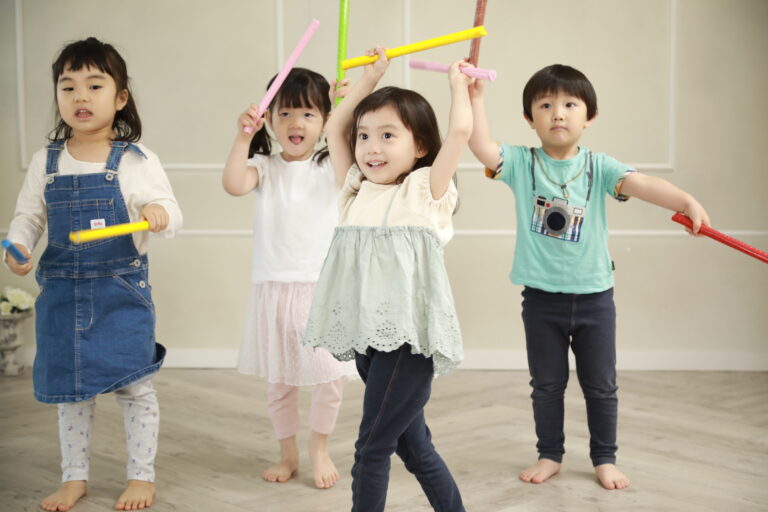 リトミックのやり方完全ガイド:年齢別活動と子どもの成長を促す効果的な方法 - 小竹向原 江古田 新桜台のピアノ・リトミック教室 りとぴこ音楽教室